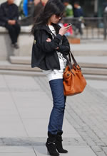 街拍的牛仔褲黑短靴墨