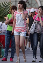 街拍的灰兔T恤短褲馬