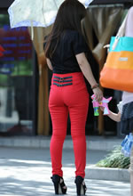 跟拍的紅色緊身褲美少