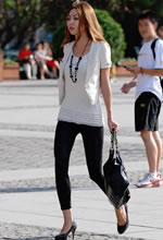 街拍白色短西服漆皮緊