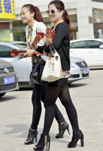 德克士門(mén)前抓拍的墨鏡