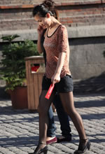 街拍的豹紋半袖衫黑絲