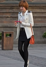 白衣白高黑裙黑絲美女