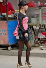 小吃攤前抓拍的熱褲黑