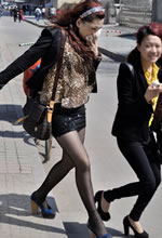 街拍的豹紋衫油亮黑絲