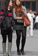 街拍的牛仔短裙黑絲圓