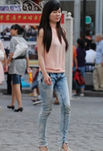 街拍的無(wú)袖粉衫牛仔長(cháng)