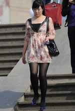 街拍的花色透紗短裙黑