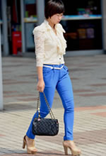 街拍的藍色長(cháng)褲短發(fā)美