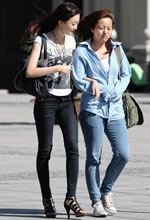 街拍的黑色鉛毛褲高挑