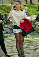 公園抓拍的牛仔熱褲黑