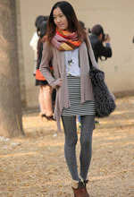 外拍的厚灰褲襪緊身裙