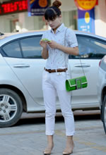 街拍的白色長(cháng)褲丸子頭