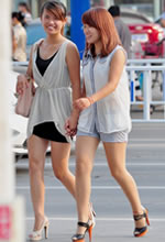 街拍的兩個(gè)白嫩光滑美