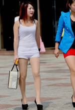 街拍的白色背心熱褲肉