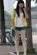 公交站抓拍的白絲綠短