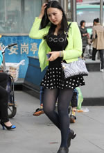 街拍的短裙藍絲微胖美