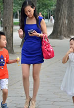 抓拍藍色短裙超薄肉絲