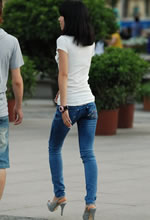 街拍的白色T恤緊身牛