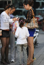 街拍的筆直修長(cháng)絲襪美