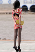 抓拍放風(fēng)箏的細高跟長(cháng)