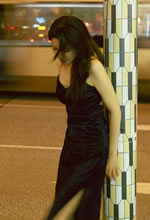 曾黎夜晚游走街頭落落