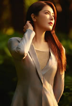 曾黎花草與樹(shù)木間散步