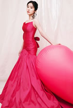 張碧晨粉紅長(cháng)裙嫻靜而