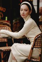 張嘉倪在城市中漫步