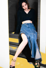 張靚穎秒變甜酷辣妹