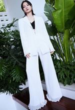 周筆暢白色西服套裝極
