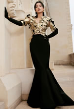 周筆暢身披鎧甲漫步古