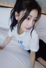 周冬雨居家風(fēng)隨性美照