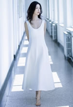 陳都靈純白裙明媚綻放