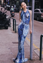 陳都靈過(guò)街穿巷沿途松