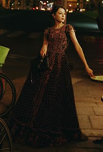 迪麗熱巴身著(zhù)黑色長(cháng)裙