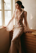 迪麗熱巴身著(zhù)淺粉刺繡