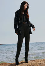 董璇在金色礁石上放飛