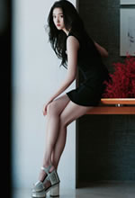 關(guān)曉彤無(wú)袖鏤空黑裙