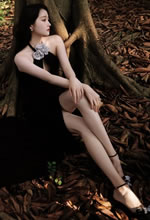 關(guān)曉彤掛脖玫瑰黑裙