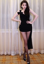 關(guān)曉彤身著(zhù)短裙黑絲露