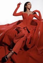 吉克雋逸喜慶紅裝亮相