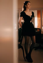 江疏影身著(zhù)一襲黑色絲