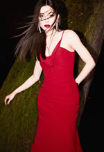 鐘楚曦一抹紅裙勾勒暗夜