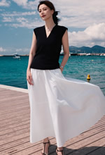 高圓圓蔚藍海岸邊的瞬間捕捉